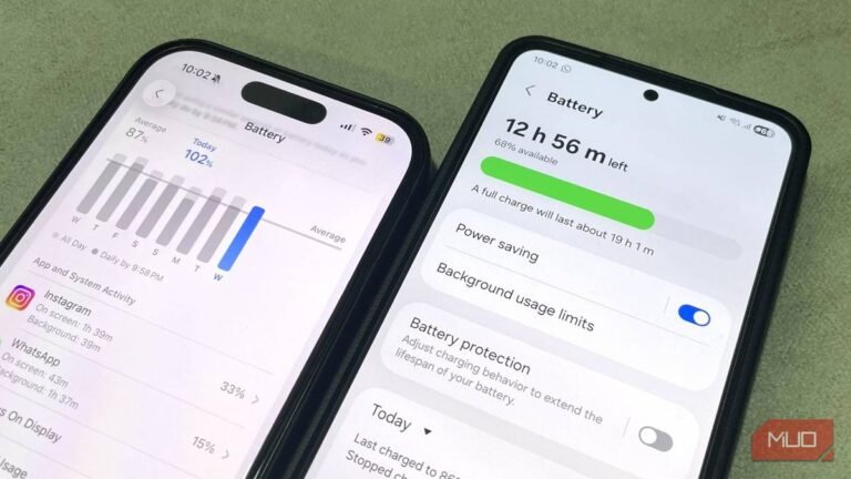 dois smartphones com icones do whatsapp lado a lado