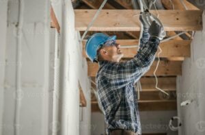 eletricista instalando ponto de luz residencial