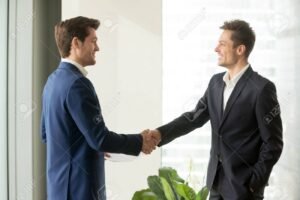 empresario apertando maos em despedida profissional