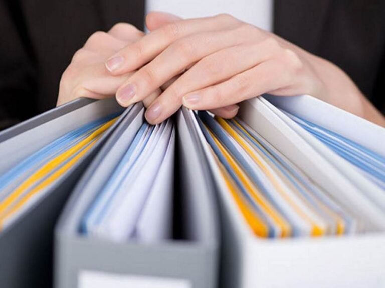 empresario entregando documentos para limpeza financeira