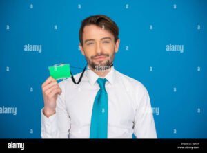 empresario segurando carteira de identidade empresarial