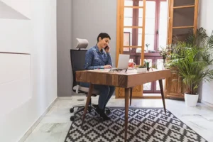 escritorio pequeno com um unico funcionario trabalhando