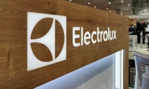 fachada moderna de loja electrolux iluminada