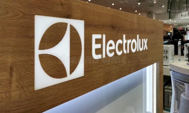 fachada moderna de loja electrolux iluminada