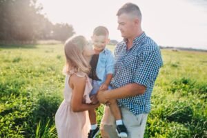 familia feliz abracada no parque ensolarado