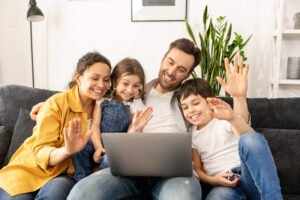 familia feliz recebendo apoio financeiro social