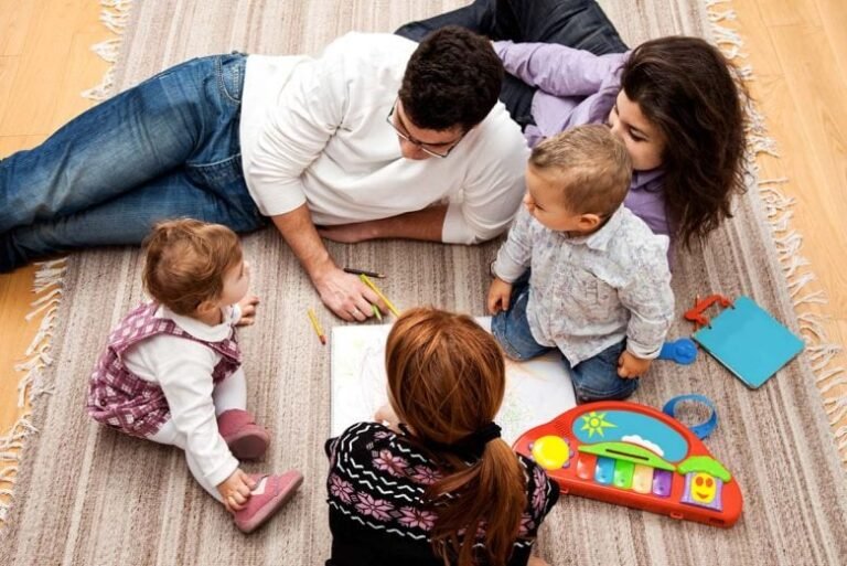 familia feliz recebendo apoio social juntos