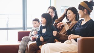 familia feliz recebendo assistencia social comunitaria