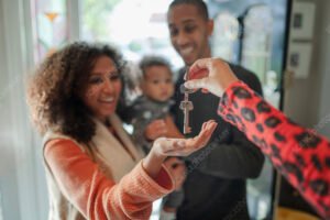 familia feliz recebendo chave da casa nova