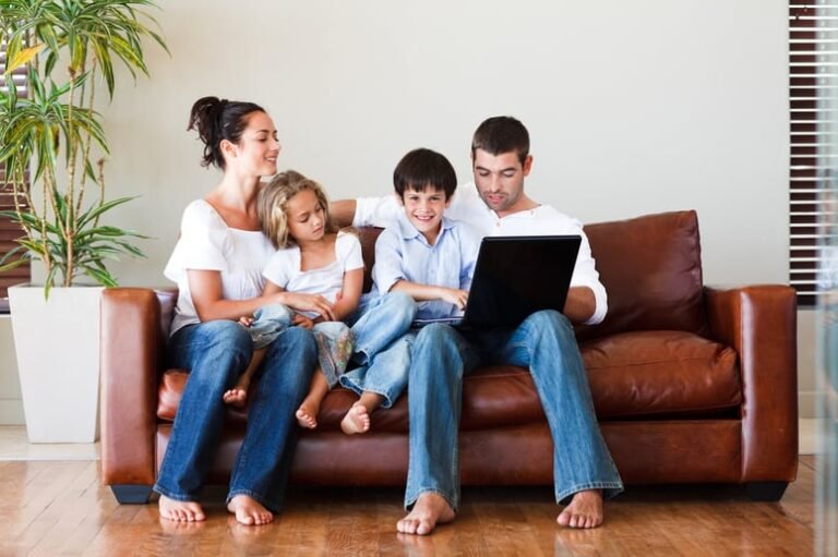 familia feliz usando laptop seguro juntos