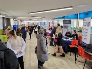 fila de pessoas em evento de feirao financeiro
