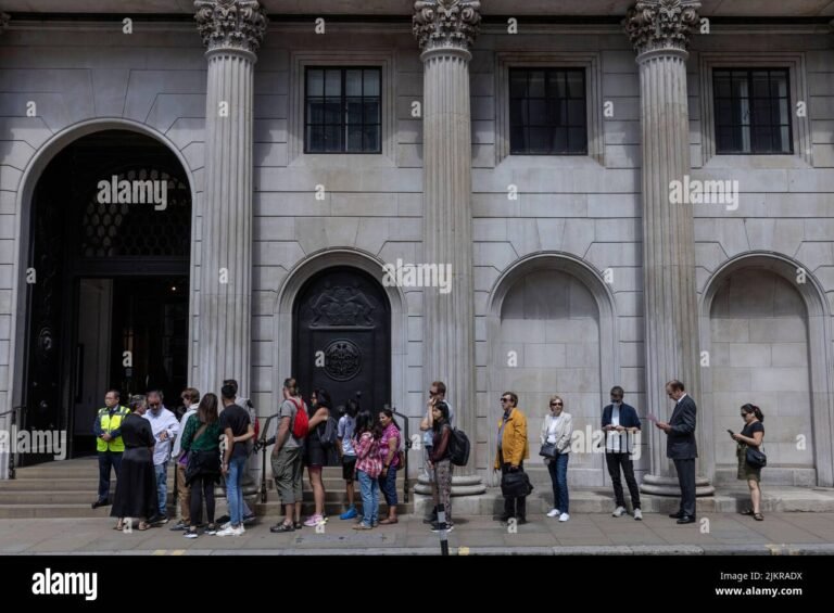 fila de pessoas em frente a banco