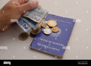 foto de carteira de trabalho com dinheiro