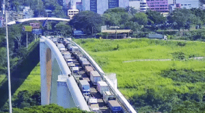fronteira brasil paraguai com caminhao de carga