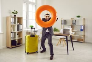 funcionario feliz planejando ferias na praia 1