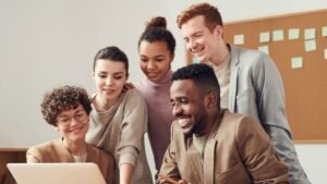 funcionario feliz trocando tarefas no escritorio