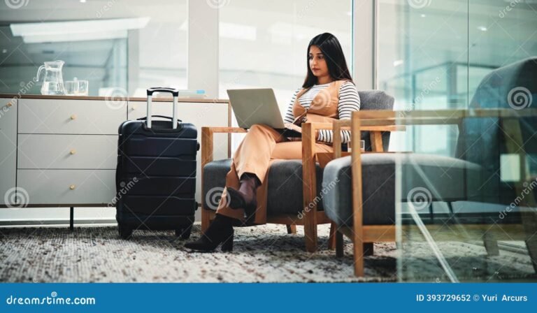 funcionario planejando viagem com mala e computador