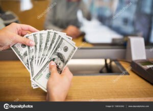 funcionario segurando dinheiro na agencia bancaria
