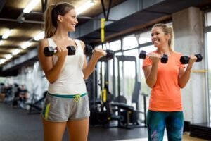 funcionarios felizes usando academia corporativa