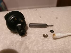 galaxy buds fe submersos em gotas de agua