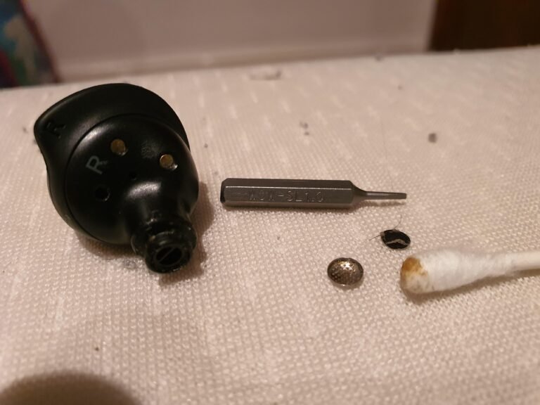 galaxy buds fe submersos em gotas de agua