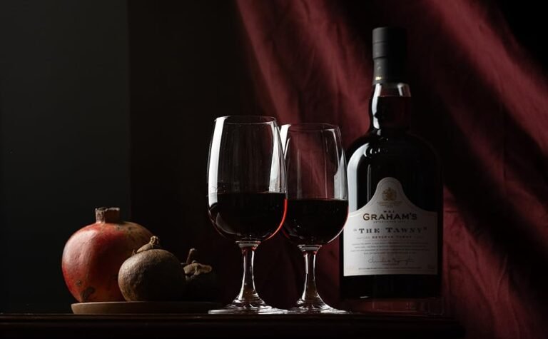 Quanto Custa Um Vinho Do Porto E Onde Comprá-lo Com Desconto 2 garrafa elegante de vinho do porto com taca