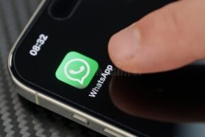 icone do whatsapp com smartphone aberto