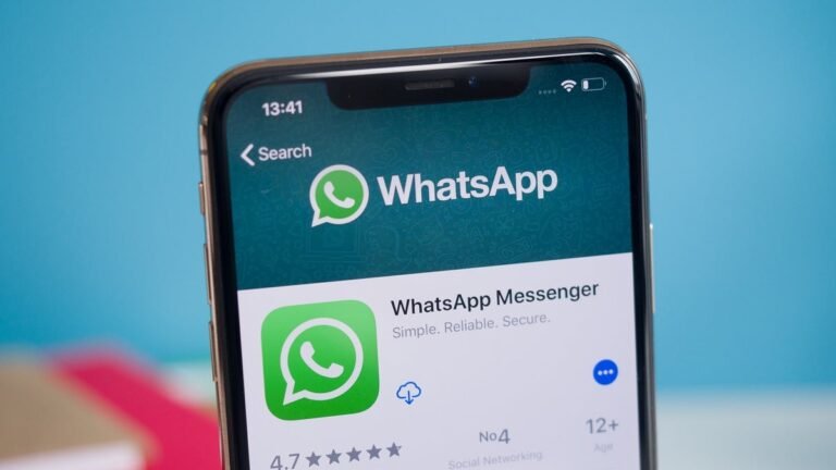 icones de mensagens de whatsapp flutuando sobre smartphone