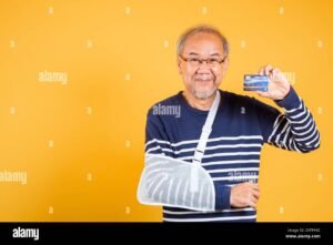 idoso sorrindo com carteira de trabalho na mao