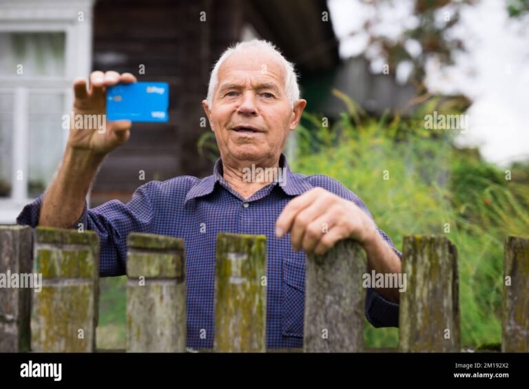 idoso sorrindo segurando carteira de trabalho
