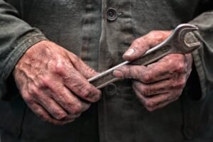 imagem de maos segurando chave de terreno