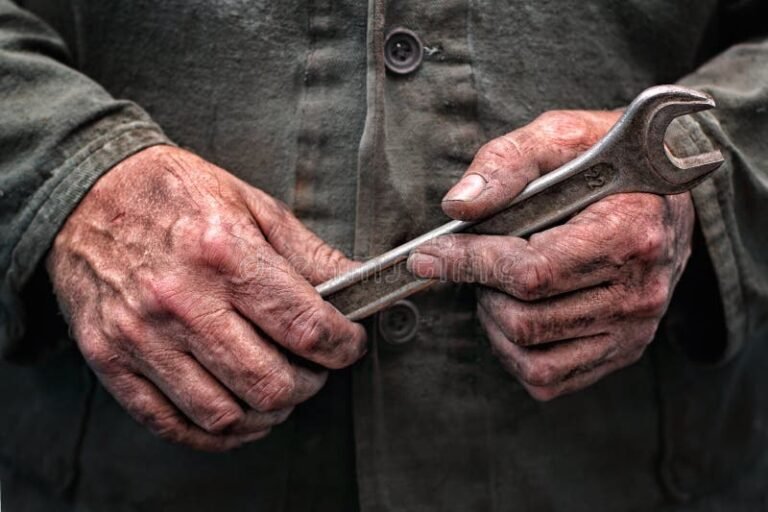 Posso Usar o FGTS Para Comprar Terreno À Vista Veja as Regras 3 imagem de maos segurando chave de terreno