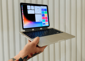 ipad ao lado de laptop em uso conjunto