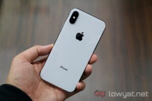 iphone x em maos com etiqueta de preco