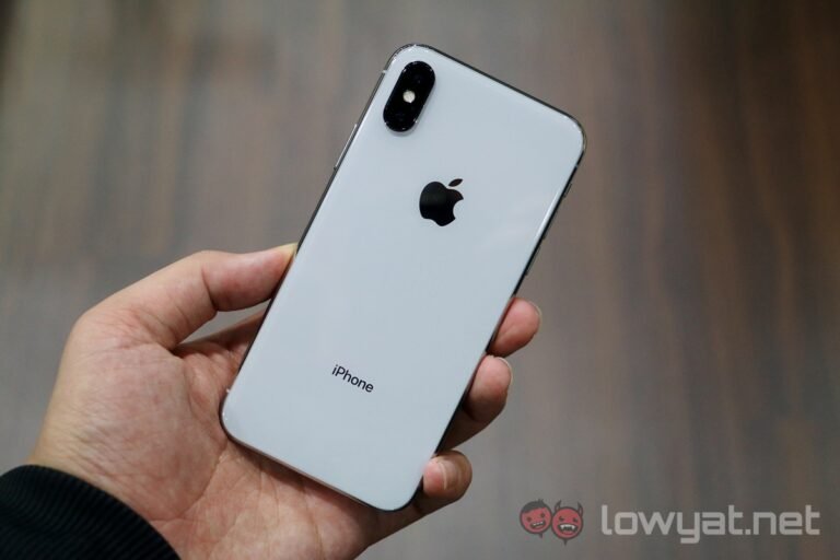 iphone x em maos com etiqueta de preco