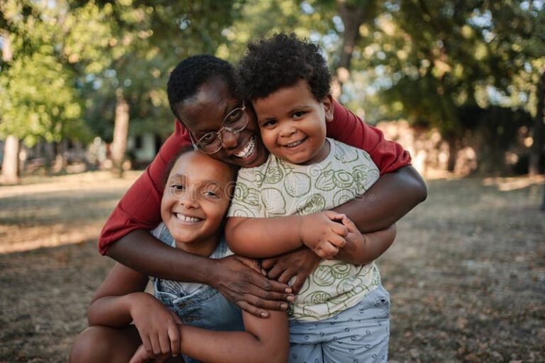 mae abracando crianca feliz no parque