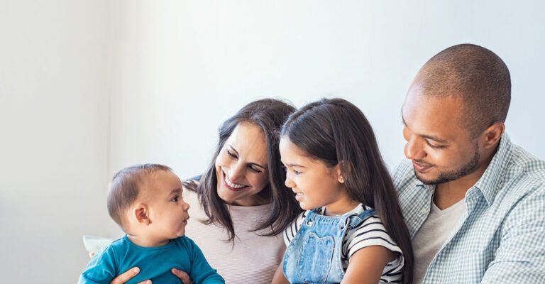 mae feliz com bebe e documento inss
