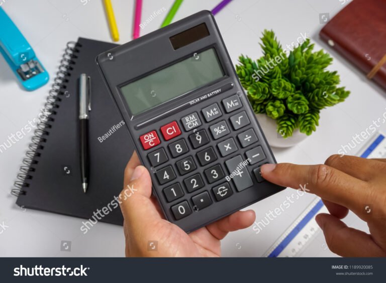 Como Calcular a PLR Proporcional aos Meses Trabalhados Corretamente 2 mao segurando calculadora sobre mesa de trabalho