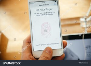 mao segurando iphone com impressao digital