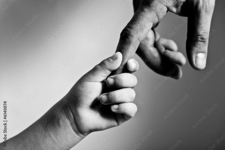 maos de adulto segurando maos de crianca