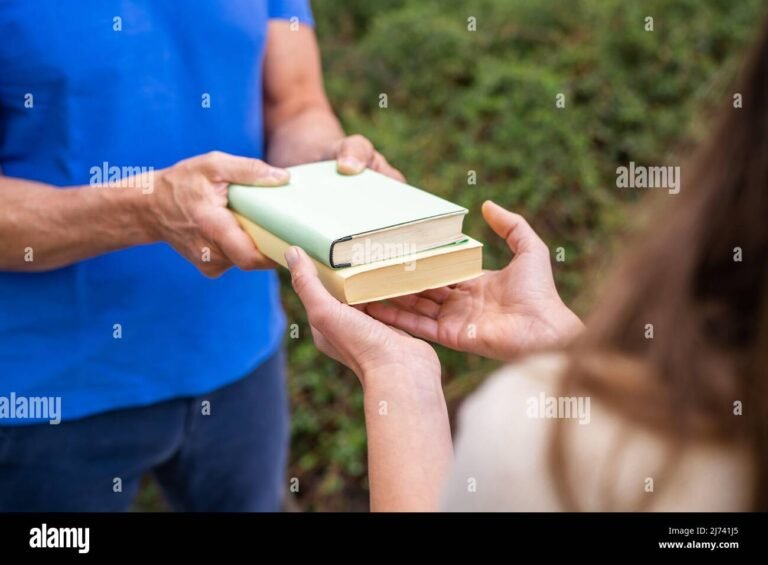maos entregando carteira de trabalho aberta