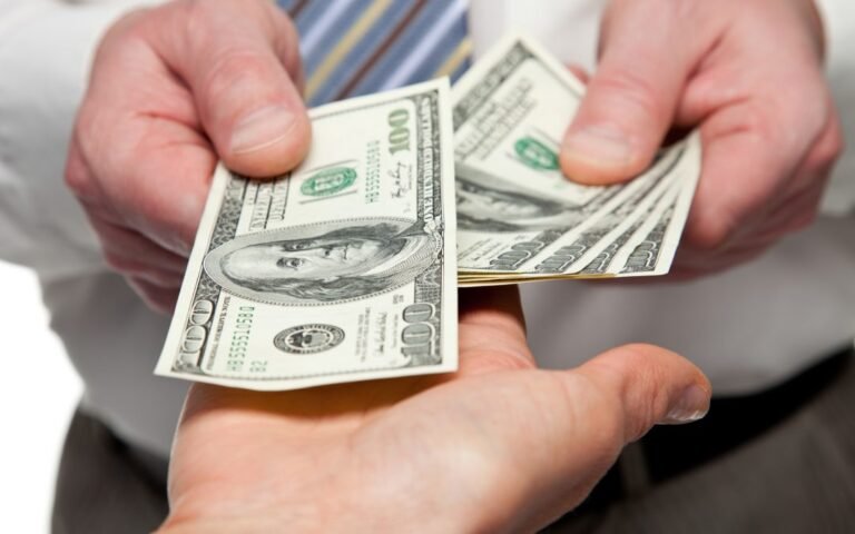 maos entregando dinheiro durante rescisao trabalhista