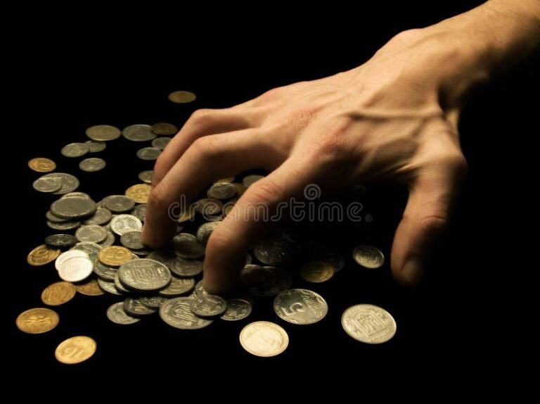 maos segurando bilhete e moedas brilhantes