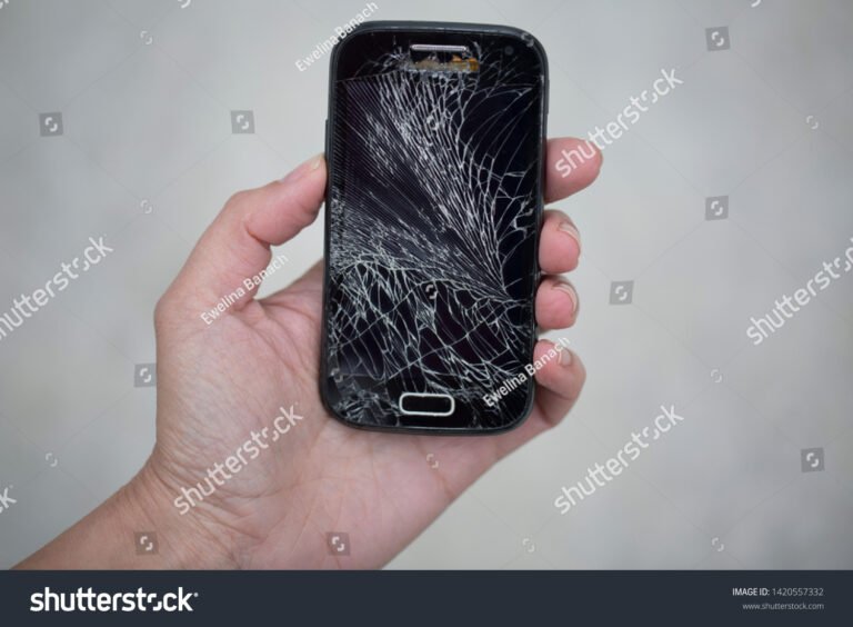 maos segurando celular com vidro quebrado