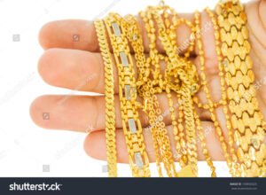 maos segurando corrente dourada brilhante