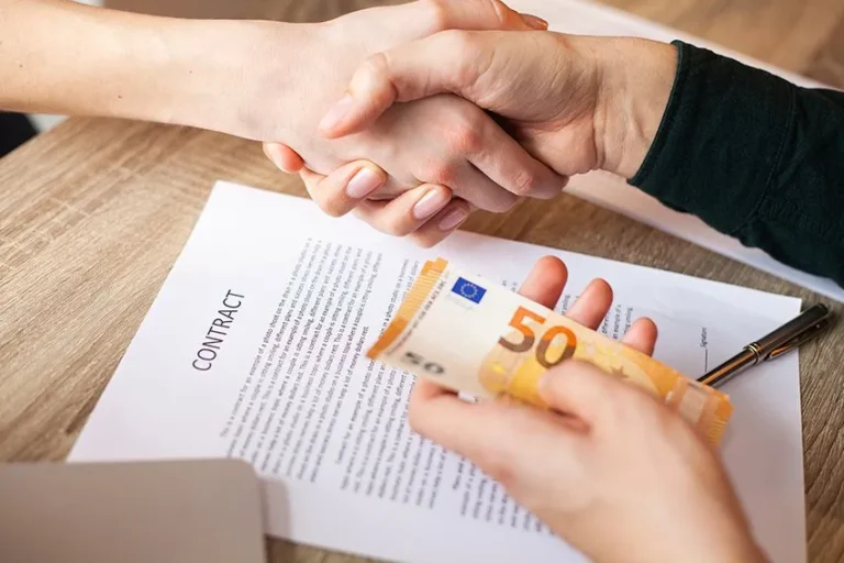 Quando Cancelar Um Consórcio, Quanto Dinheiro Volta Para Você 2 maos segurando dinheiro com contrato cancelado