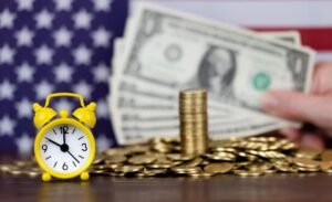 maos segurando dinheiro com relogio ao fundo