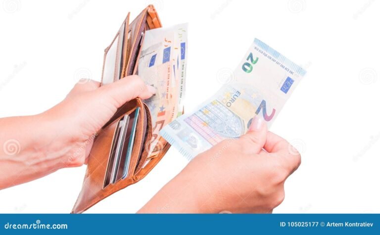 A Aposentadoria por Invalidez Quita Empréstimo Consignado Automaticamente 2 maos trocando carteira com dinheiro e documentos