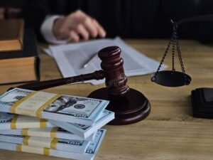 martelo de juiz com documentos e dinheiro