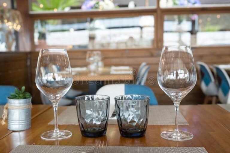 Como Organizar Uma Mesa Com Taça de Água e Vinho Corretamente 19 mesa elegante com tacas de vinho e agua